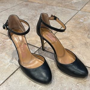 Banana Republic Leather heels 3 Inches size 8.5